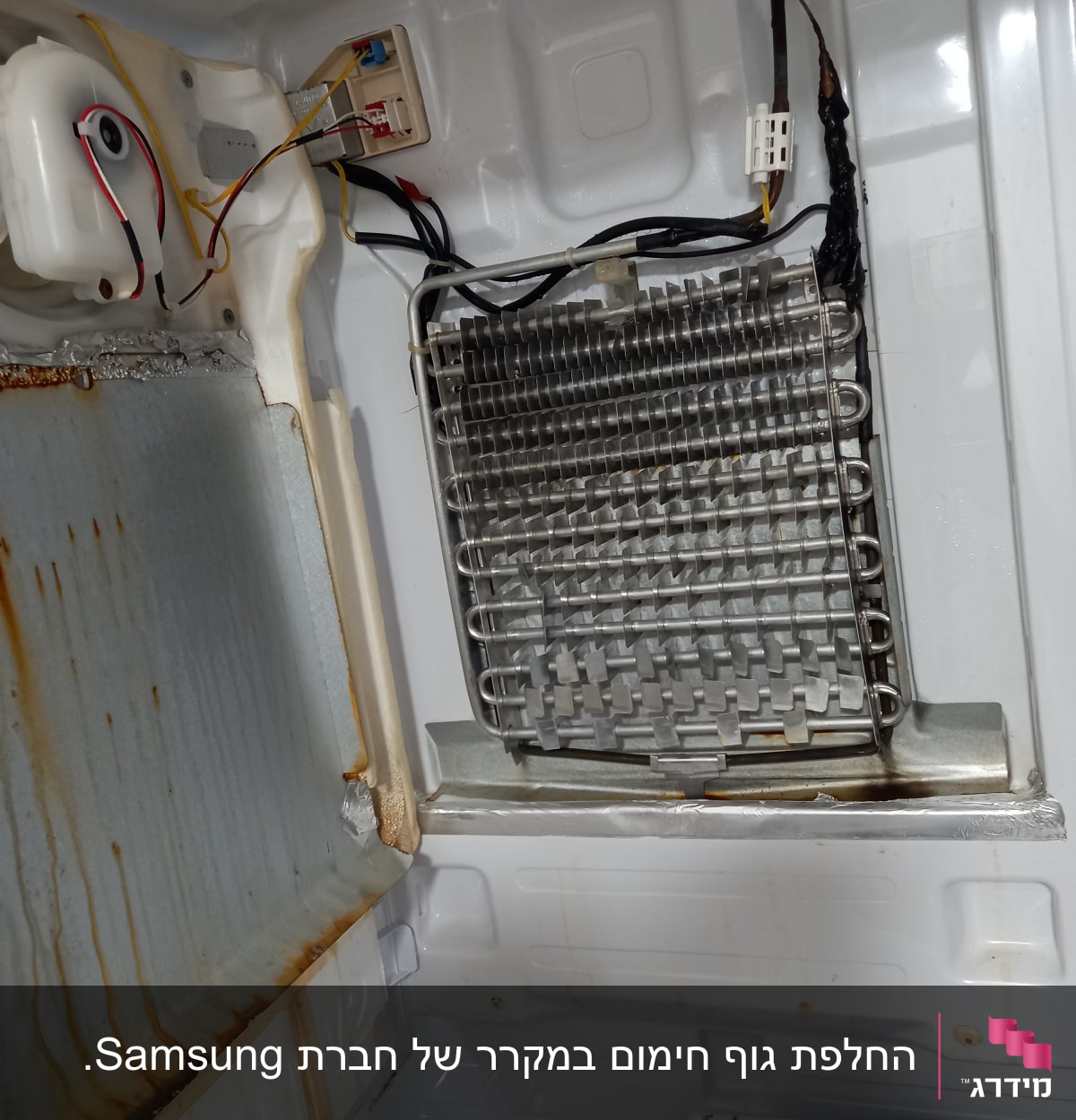 סליל קירור ומערכת חיווט במקרר